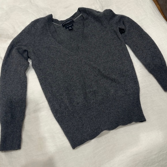 Banana Republic 100% Cashmere V Neck Sweater - Picture 3 of 10